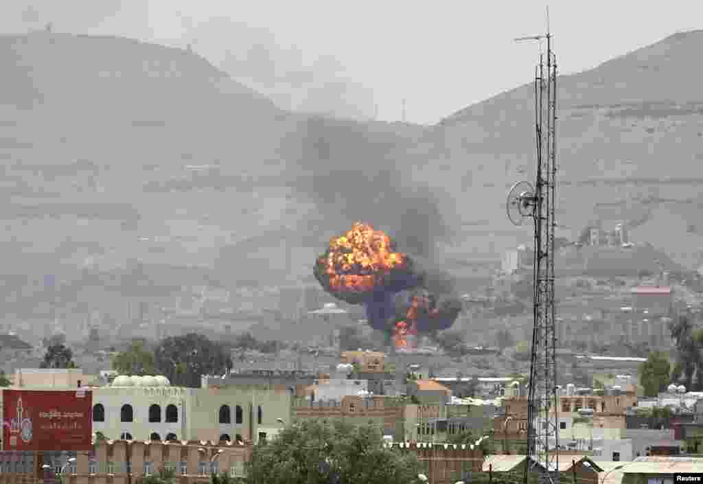 예멘 수도 사나 주변의 군 기지에서 사우디아라비아가 주도하는 공습으로 화염이 솟아오르고 있다.