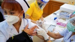 ထိုင်းကျန်းမာရေးဝန်ထမ်းတဦး Sinovac ကာကွယ်ဆေးထိုးနေစဉ်။ (ဖေဖေါ်ဝါရီ ၂၈ဝ၂၀၂၁)