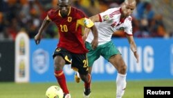 Mingo Bille, de Angola, disputa o esferico com o marroquino Karim el Ahmad, no jogo inaugural da seleccao angolana do CAN 2013