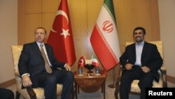 Eron prezidenti Mahmud Ahmadinejod (o'ngda) Turkiya Bosh vaziri Rajab Toyib Erdog'an bilan Istanbulda uchrashmoqda, 9-may, 2011-yil.