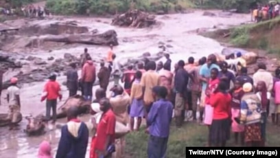 Des habitants après un glissement de terrain provoqué par de fortes pluies dans l'est de l'Ouganda, dans le district de Bududa, Ouganda, 11 octobre 2018. (Twitter/NTV)