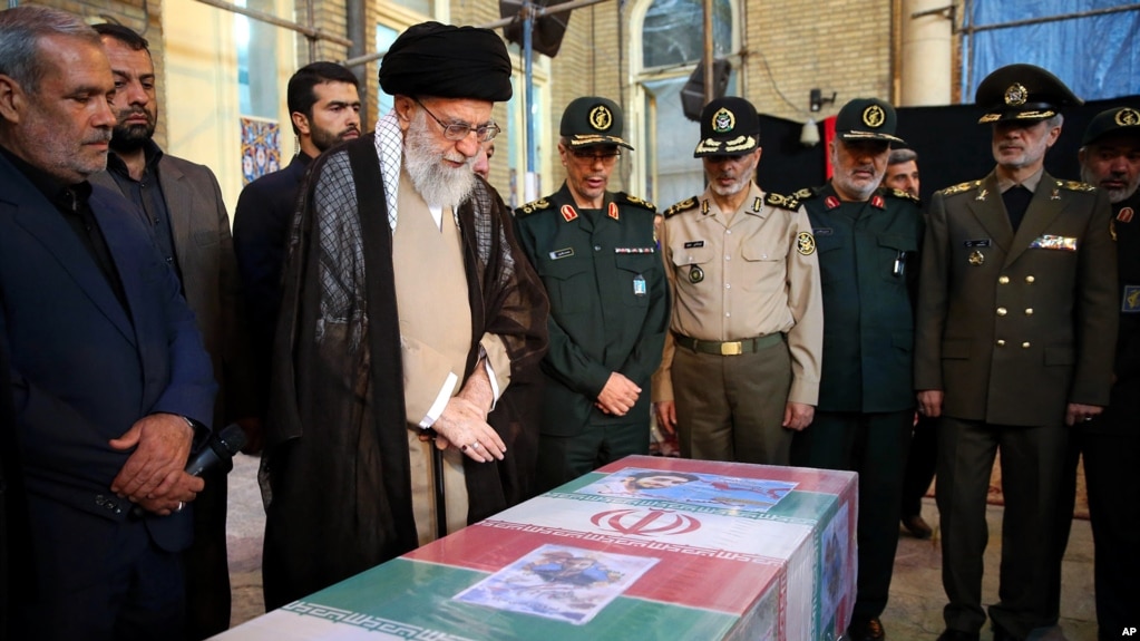 Tư liệu- Lãnh tụ tối cao Iran, Ayatollah Ali Khamenei, dự quốc táng tiễn đưa Mohsen Hojaji, 1 quân nhân 25 tuổi của Đội Vệ binh Cách mạng Hồi giáo bị IS chặt đầu ở Syria. (Office of the Iranian Supreme Leader via AP) 