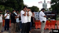 Jemaah melakukan salat ghaib untuk para ABK KRI Naggala 402 yang gugur dan tenggelam di laut utara Bali (foto: Petrus Riski/VOA).