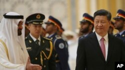 Sheikh Mohamed bin Zayed Al Nahyan, Putra Mahkota Abu Dhabi (kiri), bersama Presiden China Xi Jinping (kanan), dan Wakil Panglima Tertinggi Angkatan Bersenjata UEA (dua dari kiri) di Istana Presiden di Abu Dhabi, Uni Emirat Arab, 20 Juli 2018.