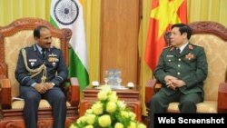 Đại tướng Phùng Quang Thanh đón tiếp Đại tướng Arup Raha và Đoàn Chủ tịch Ủy ban Tham mưu trưởng Ấn Độ. (Ảnh chụp màn hình trang web Bộ Quốc phòng Việt Nam).