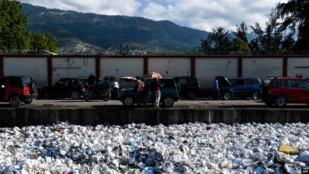 Plastični otpad pluta po kanalu kanalizacije u glavnom gradu Haitija Port-o-Princ, 23. aprila 2019.