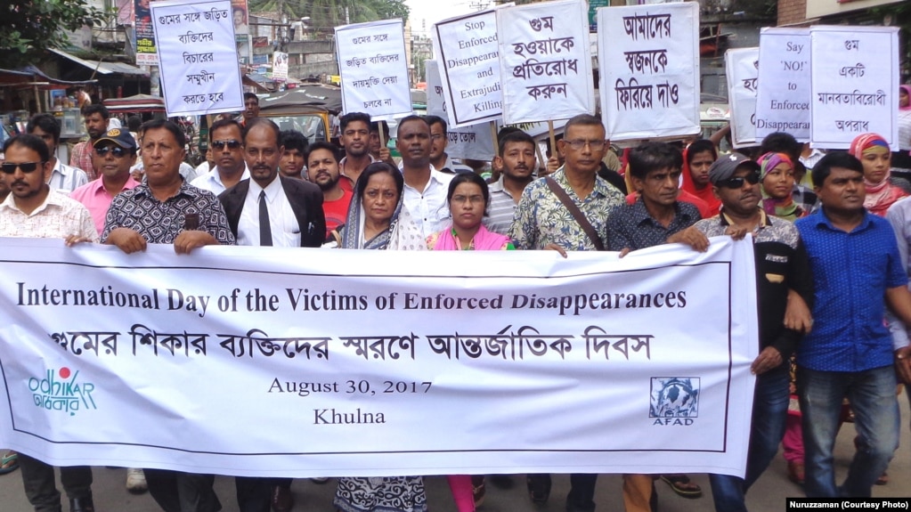 Bangladeshi human rights group Odhikar activists and volunteers demonstrating against enforced disappearances in the country on the International Day of the Victims of Enforced Disappearances in Khulna, Bangladesh Aug. 30, 2017. 