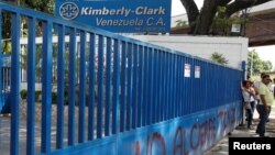 지난 10일 베네수엘라 마라카이의 미국 회사 킴벌리-클라크 공장이 문을 닫자, 종업원들이 입구에 모여있다.