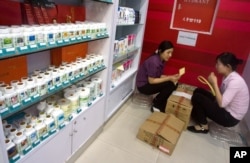 중국 베이징의 한 약국에서 종업원이 약품을 진열하고 있다.