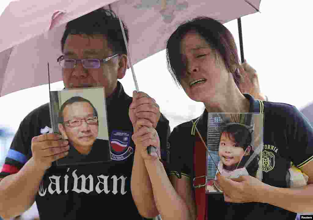 Relatives of passengers onboard the TransAsia Airways plane that crashed cry at a funeral parlor on Taiwan's island of Penghu, July 24, 2014.