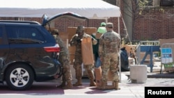 2020年4月15日美国陆军国民警卫队成员在纽约曼哈顿哈林区分发免费食品
