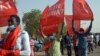 Des manifestants marchent dans les rue de Niamey pour protester contre la loi de finance, le 31 décembre 2017.