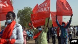 Des manifestants marchent dans les rue de Niamey pour protester contre la loi de finance, le 31 décembre 2017.