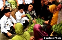 Presiden Jokowi blusukan di Pasar Sidoharjo, Lamongan, Jawa Timur, Senin, 19 November 2018. (Foto courtesy: Setneg RI)