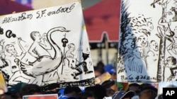 Rajapaksa supporters with anti-Fonseka placards at rally, 24 Jan 2010