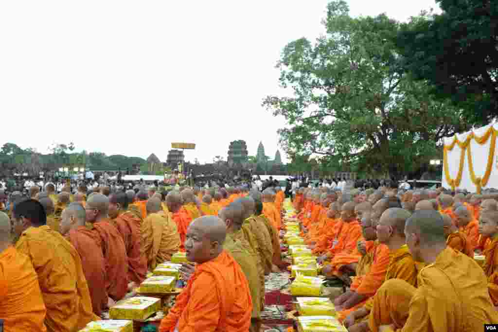 ទិដ្ឋភាពទូទៅនៅមុខប្រាសាទអង្គរវត្ត ដែលបង្ហាញអំពីការរៀបចំកម្មវិធីបួងសួងសុំសេចក្តីសុខដល់កម្ពុជា, នៅទីក្រុងសៀមរាប ខេត្តសៀមរាប ប្រទេសកម្ពុជា កាលពីថ្ងៃទី២ ខែធ្នូ ឆ្នាំ២០១៧ ។ (ខាន់ សុគុំមនោ/VOA) 