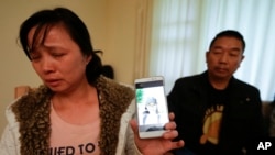 Чжан Ронггао и Лифэн Е, родители погибшей аспирантки из Китая, приехали на суд в Иллинойс