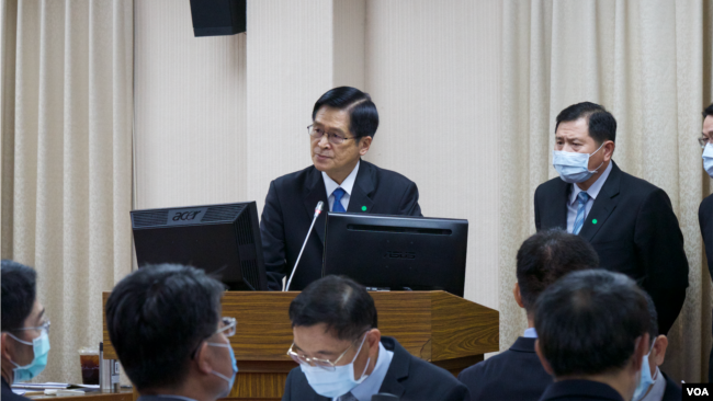台湾国防部长严德发解释后备改革方案。(美国之音黄丽玲2020年10月22日摄)