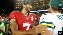 Le quarterback Colin Kaepernick de l'équipe des 49ers de San Francisco, salue le quarterback de Green Bay Packers, Aaron Rodgers, à Santa Clara, Californie, le 27 août 2016.