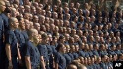 Miembros de la clase 2022 de la Academia de la Guardia Costera de EE.UU. posan para una foto en el primer día de las siete semanas de curso inicial en New London, Connecticut, el 2 de julio de 2018. 