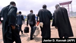 ARCHIVES - Des avocats quittent la prison de Makala à Kinshasa à la fin d'un procès, le 27 novembre 2012.