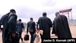 Les avocats quittent la prison de Makala à Kinshasa à la fin du procès en appel des assassins du militant Floribert Chebeya, le 27 novembre 2012, devant un tribunal militaire. (Photo: Junior D. Kannah / AFP)
