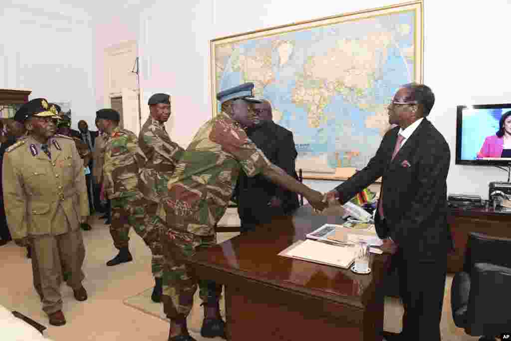President Robert Mugabe meets with Defense Forces Generals at the State House in Harare, Nov, 19, 2017.