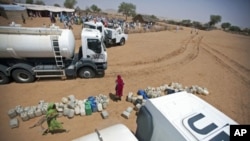 The distribution of 40,000 liters of water is seen among the local community in El Srief, North Darfur, July 2011. (file photo)