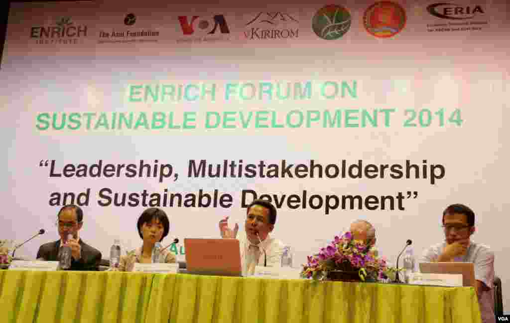 Dr. Kem Ley, an independent social analyst and guest speaker in this forum, discusses the topic &lsquo;development challenges in Cambodia and the Mekong Sub-region&rsquo;. (Nov Povleakhena/VOA Khmer)