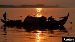 Ngư dân đánh cá trên sông Mekong. 