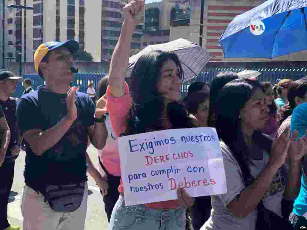 “Nosotros fuimos víctimas de un despido indirecto, porque cuando tú sales y lo ganas que no te alcanza ni para cubrir el pasaje para el traslado, no tenemos nada que perder”, aseguró la profesora Zuleika Matamoros.