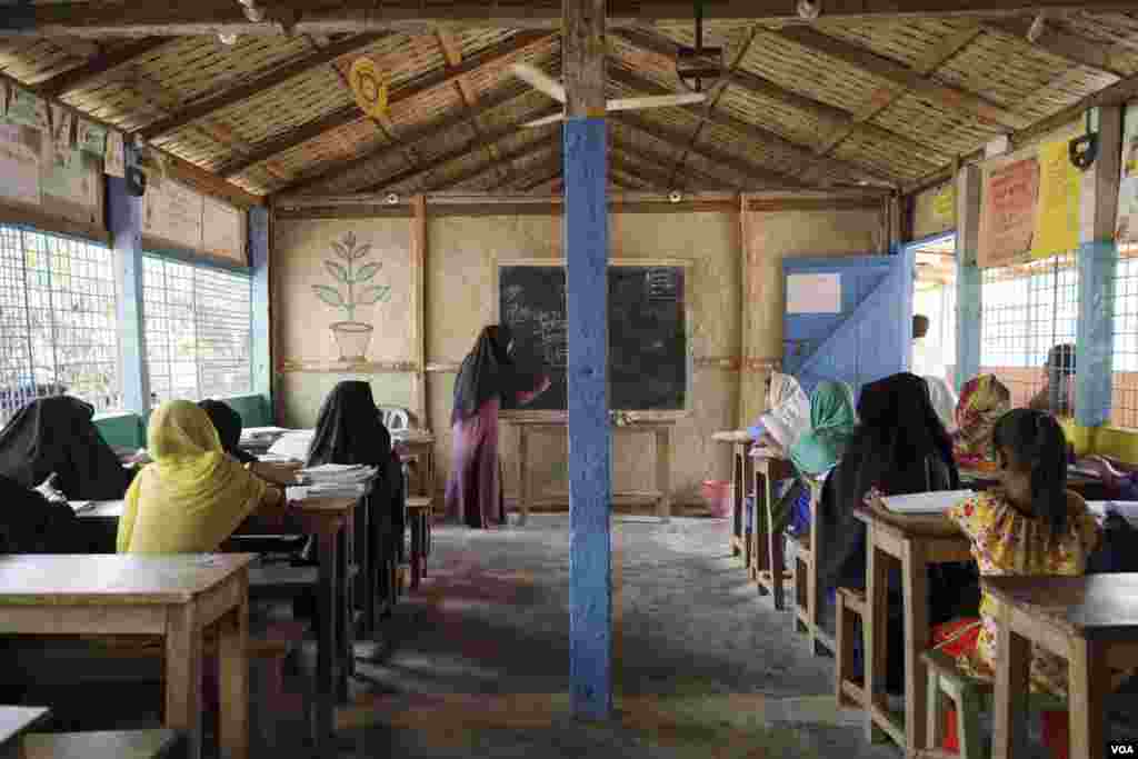 Assistant teacher Tahera Begum teaches a math class in Kutupalong refugee camp Mar. 31, 2019. (Hai Do/VOA)