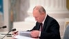 Predsednik Rusije Vladimir Putin potpisuje dekrete o priznanju nezavisnosti Donjecka i Luganska