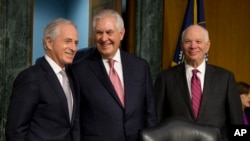 Ketua Senat Komite Hubungan Luar Negeri Senator Bob Corker (kanan), dan anggota peringkat komite, Senator Ben Cardin (kiri) mengapit Calon Menlu pilihan Presiden terpilih Donald Trump, Rex Tillerson di Capitol Hill, Washington, 11 Januari 2017. (AP Photo/Steve Helber).