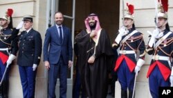 Arab Saudi Putra Mahkota Mohammad bin Salman, (ketiga dari kanan), disambut oleh Perdana Menteri Perancis Edouard Philippe, (tiga dari kiri), di Paris, 9 April 2018.