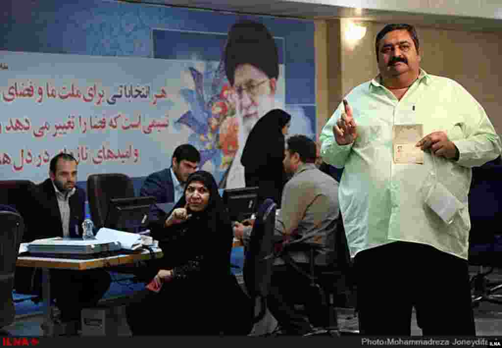 این آقا هم در اولین روز ثبت نام انتخابات دوازدهمین دوره ریاست جمهوری حضور یافت. عکس: محمدرضا جنیدی 