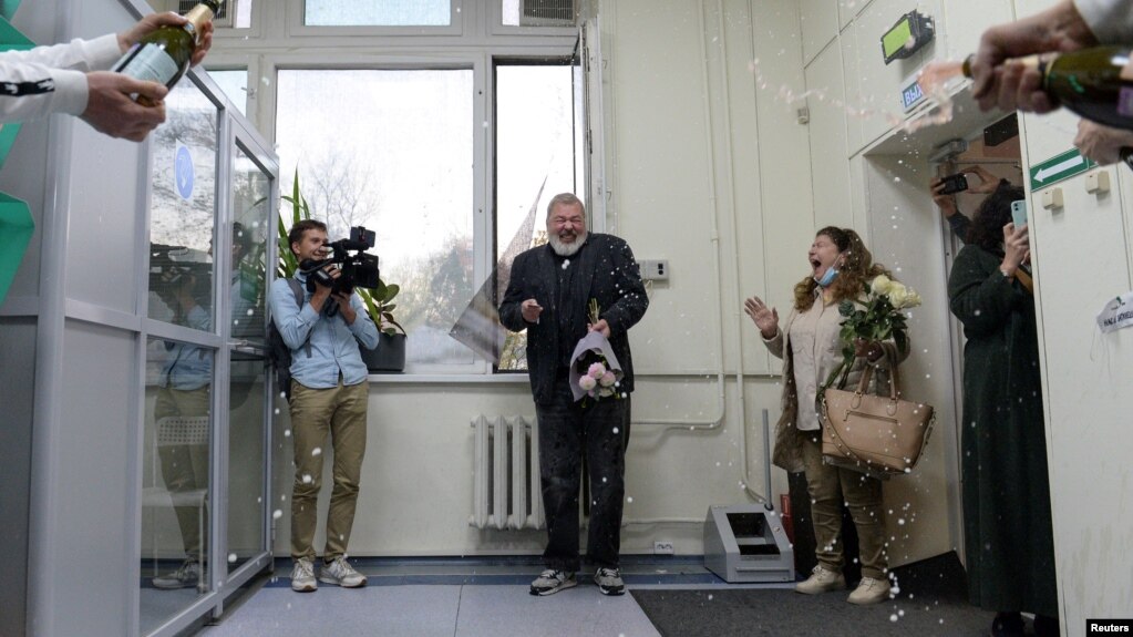 俄罗斯调查性的报纸《新报》主编、2021年诺贝尔和平奖得主穆拉托夫在莫斯科受到编辑部员工的香槟庆祝。(2021年10月8日)