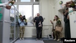 俄罗斯调查性的报纸《新报》主编、2021年诺贝尔和平奖得主穆拉托夫在莫斯科受到编辑部员工的香槟庆祝。(2021年10月8日)
