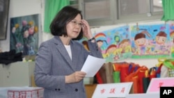 차이잉원 타이완 총통이 24일 타이베이 시내 투표소에서 한표를 행사하고 있다. 