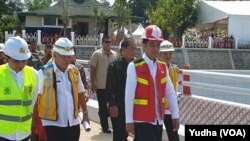 Presiden Jokowi memberikan keterangan pada wartawan usai meresmikan Bendungan Gondang di Karanganyar Jawa tengah, Kamis, 2 Mei 2019. (Foto: VOA/Yudha)