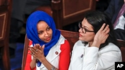 Ильхан Омар (слева) с Рашидой Тлаиб, в здании Капитолия в Вашингтоне.