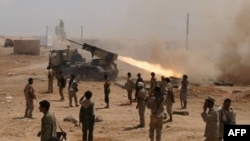 Tentara Yaman mengawasi peluncuran roket dalam serangan melawan Al-Qaeda di Semenanjung Arab (AQAP) di wilayah Maifaa, Shabwa (4/5/2014). 