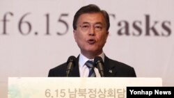 문재인 한국 대통령이 15일 6·15 남북정상회담 17주년 기념식이 열린 서울 여의도 63빌딩 컨벤션센터에서 축사하고 있다. 
