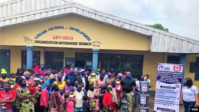 Remise des dons contre la Covid 19 par le Centre pour les droits de l’homme et la démocratie en Afrique Centrale aux déplacés internes de la crise anglophone recevant des dons à Mutenguene, le 24 juillet février 2020. (Credit photo /CHRDA )