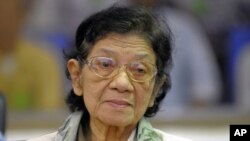 Ieng Thirith, center, former Khmer Rouge social affairs minister, appears in court room of the U.N.-backed tribunal during a hearing in Phnom Penh, Cambodia. (File Photo)