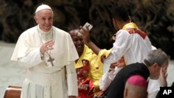 El papa exigió en su mensaje a los gobiernos que den la bienvenida, protejan, impulsen e integren a los migrantes.