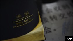 Sebuah Injil di sebuah apartemen usai misa Malam Natal, di Beijing, China, 24 Desember 2014. (Foto: AFP)