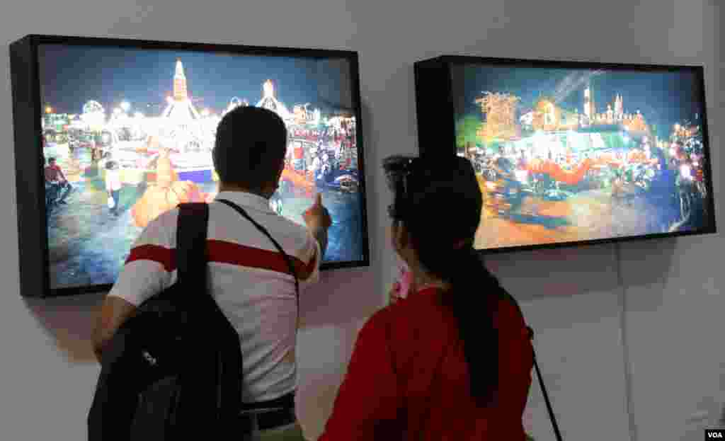 អ្នកទេសចរណ៍ឈរក្នុងពិព័រណ៍ «ជាប្រវត្តិសាស្រ្តនាពេលអនាគត» ដែលគេដាក់បង្ហាញនៅក្នុងសារមន្ទីរជាតិនៅថ្ងៃព្រហស្បតិ៍ ទី៧ ខែកក្កដា ឆ្នាំ២០១៦។ ការតាំងពិព័រណ៍នេះរៀបចំនៅសារមន្ទីរជាតិចាប់តាំងពីថ្ងៃទី១ ខែកក្កដា ដល់ថ្ងៃទី៣១ ខែសីហា ដែលត្រូវបានរចនា និងផលិតដោយសិល្បករខ្មែរ និងអូស្រ្តាលីចំនួន១៥នាក់។ (ឡេង ឡែន/VOA)