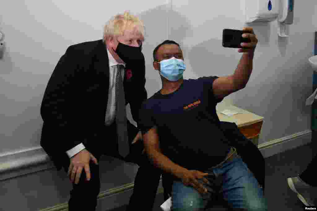 Böyük Britaniyanın Baş naziri Boris Conso Londonda vaksinasiya mərkəzinə baş çəkib
