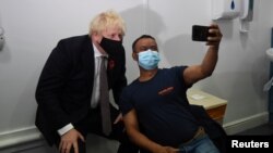 Britaniyanın Baş naziri Boris Conson peyvəndin gücləndirici dozasının vurulduğu mərkəzdə olub